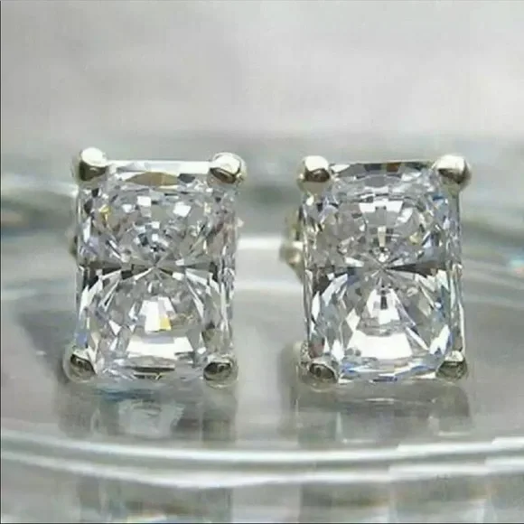 New Women’s 925 Silver Diamond Stud Earrings - Picture 2 of 7